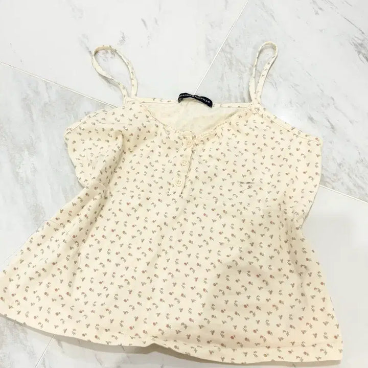 [BUNJANG] Brandy Melville Flower Tank Top / 브랜디멜빌 플라워 나시 탑