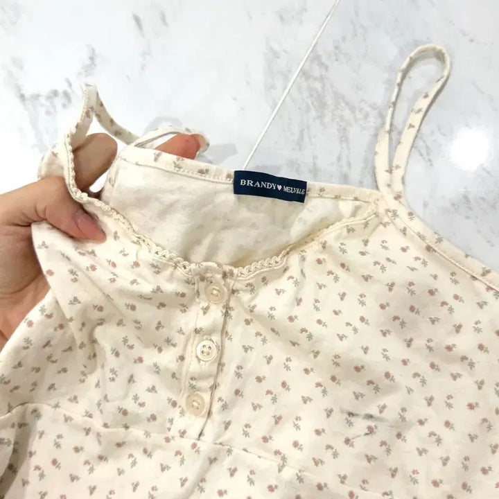 [BUNJANG] Brandy Melville Flower Tank Top / 브랜디멜빌 플라워 나시 탑