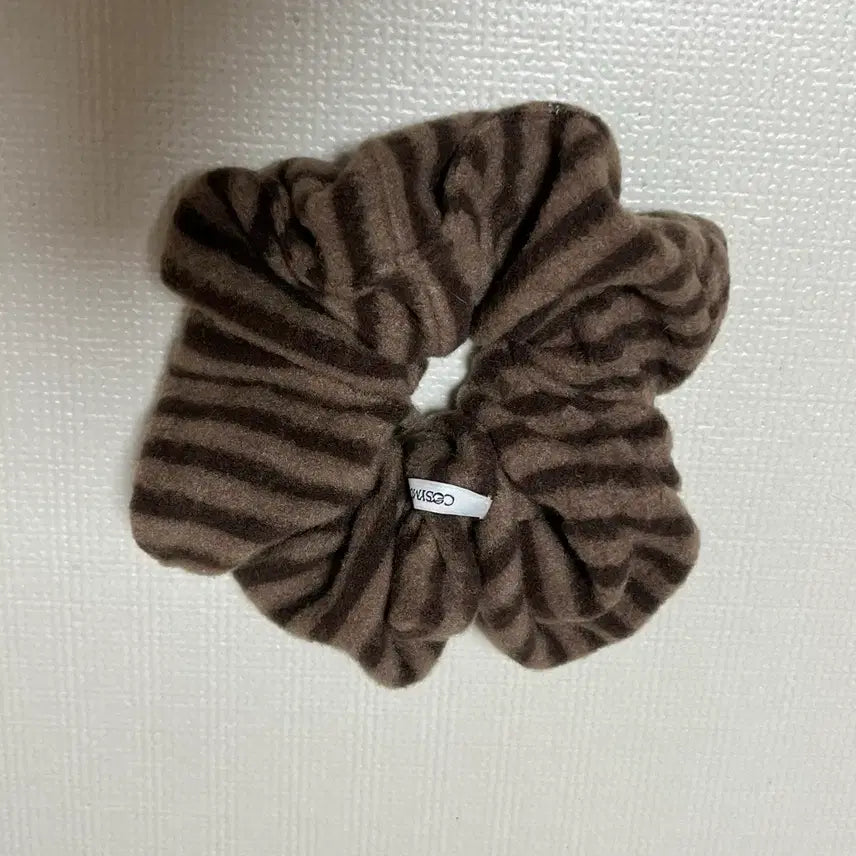 [BUNJANG] Kozymoji Piggy Knit Scrunchie Choco / 코지모지 피기 니트 스크런치 머리끈 초코색