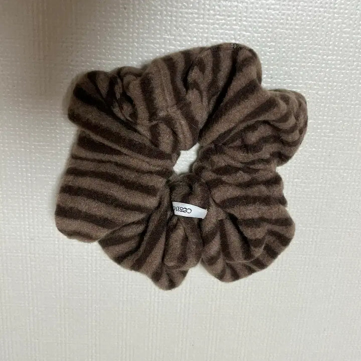[BUNJANG] Kozymoji Piggy Knit Scrunchie Choco / 코지모지 피기 니트 스크런치 머리끈 초코색