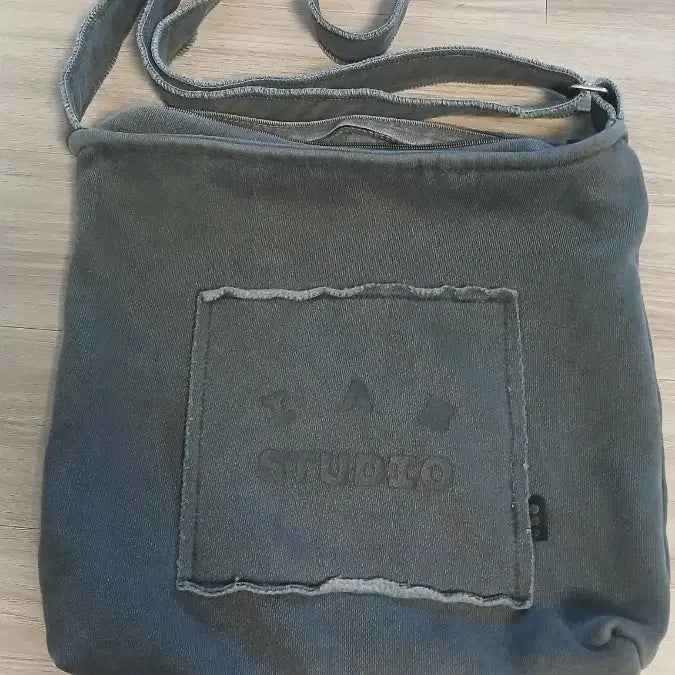 [BUNJANG] IAB STUDIO Washed Denim Crossbody Bag / IAB STUDIO 크로스백  아앱스튜디오 집에돌아다녀서판매