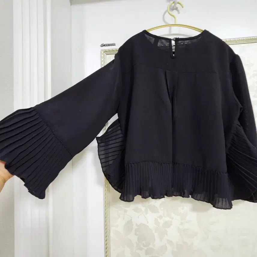 [BUNJANG] Black Pleated Frill Blouse / 미착용 블랙 플리츠 프릴 블라우스