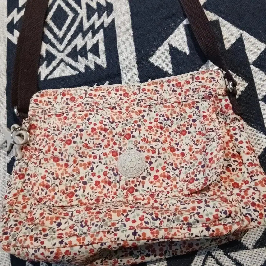 [BUNJANG] Kipling Floral Pattern Y2K Kitsch Shoulder Bag / 키플링 화이트 레드 플라워 플로랄 패턴 멀티포켓 몽키 키링 Y2K 키치