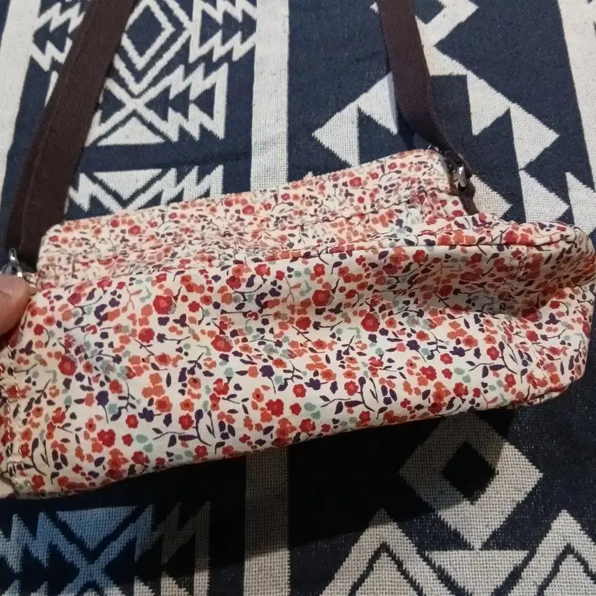 [BUNJANG] Kipling Floral Pattern Y2K Kitsch Shoulder Bag / 키플링 화이트 레드 플라워 플로랄 패턴 멀티포켓 몽키 키링 Y2K 키치