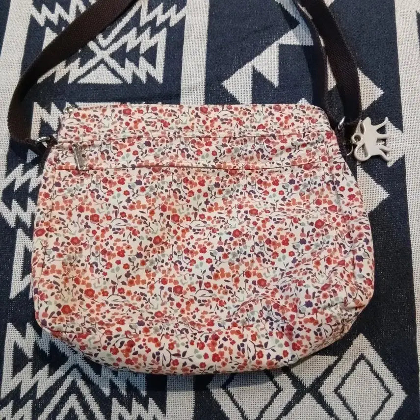 [BUNJANG] Kipling Floral Pattern Y2K Kitsch Shoulder Bag / 키플링 화이트 레드 플라워 플로랄 패턴 멀티포켓 몽키 키링 Y2K 키치
