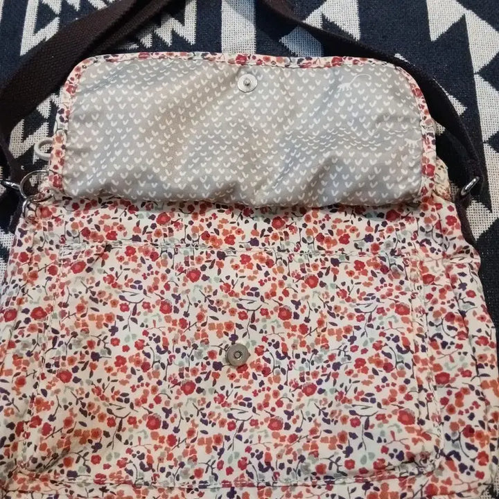 [BUNJANG] Kipling Floral Pattern Y2K Kitsch Shoulder Bag / 키플링 화이트 레드 플라워 플로랄 패턴 멀티포켓 몽키 키링 Y2K 키치