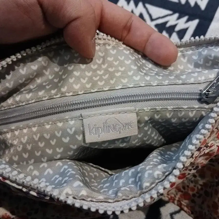 [BUNJANG] Kipling Floral Pattern Y2K Kitsch Shoulder Bag / 키플링 화이트 레드 플라워 플로랄 패턴 멀티포켓 몽키 키링 Y2K 키치