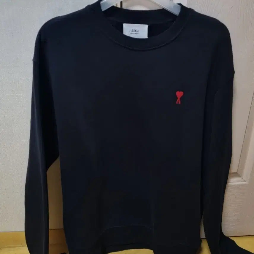 [BUNJANG] BTS Small Heart Black Sweatshirt (Size L) / 아미 스몰 하트 블랙 맨투맨 L사이즈