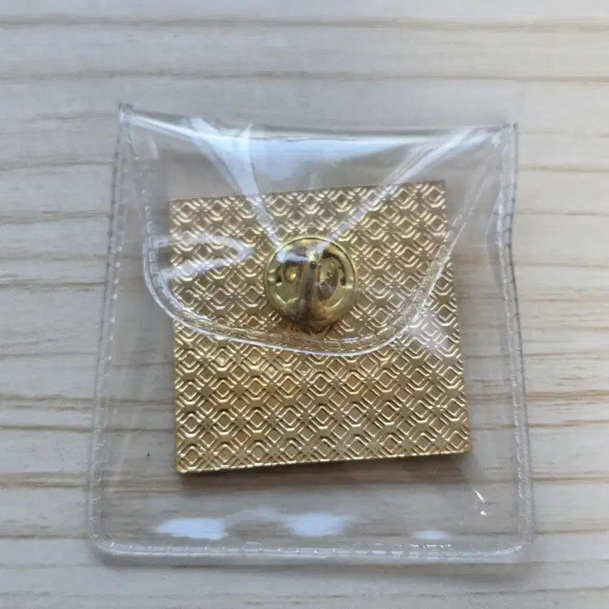 [BUNJANG] IU Metal Pin Badge / 아이유 고퀄리티 금속 핀뱃지
