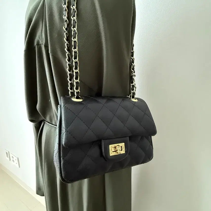 [BUNJANG] Black Quilted Chain Mini Crossbody Bag / 블랙 퀼팅 체인백 미니백 스타일