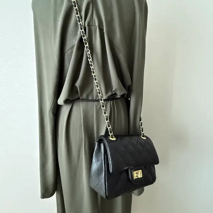 [BUNJANG] Black Quilted Chain Mini Crossbody Bag / 블랙 퀼팅 체인백 미니백 스타일