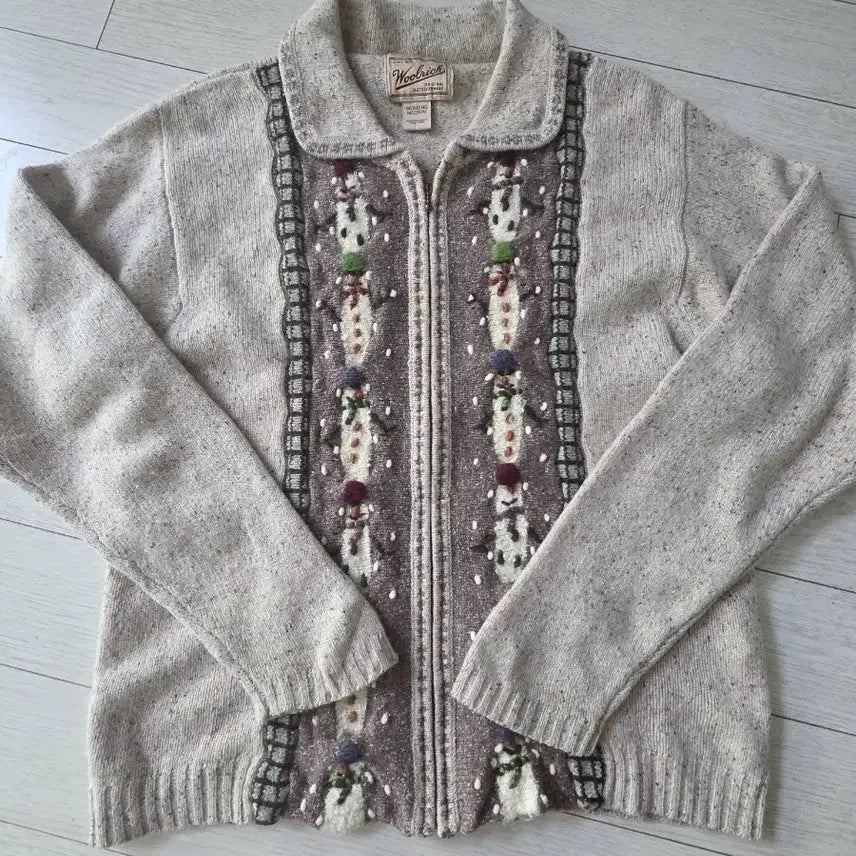 [BUNJANG] Woolrich Oatmeal Embroidered Zip-Up Cardigan / Woolrich 울리치 오트밀 자수 집업 가디건