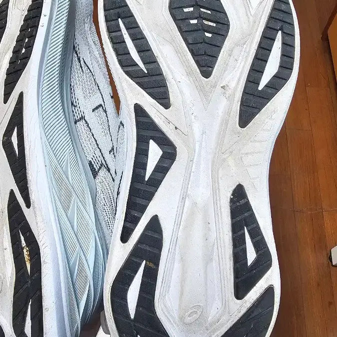 [BUNJANG] Asics Superblast 2 Shoes (White) (Size 275) / 아식스 슈퍼블라스트 2 흰색 275 노박스