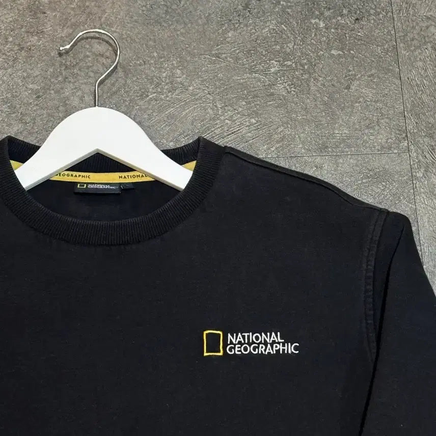 [BUNJANG] National Geographic Black Crewneck Sweatshirt - L Size / 내셔널지오그래픽 블랙 맨투맨 티셔츠, L사이즈