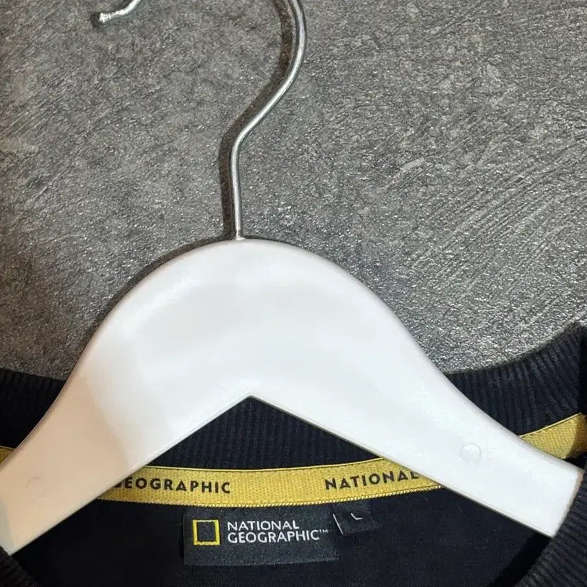[BUNJANG] National Geographic Black Crewneck Sweatshirt - L Size / 내셔널지오그래픽 블랙 맨투맨 티셔츠, L사이즈