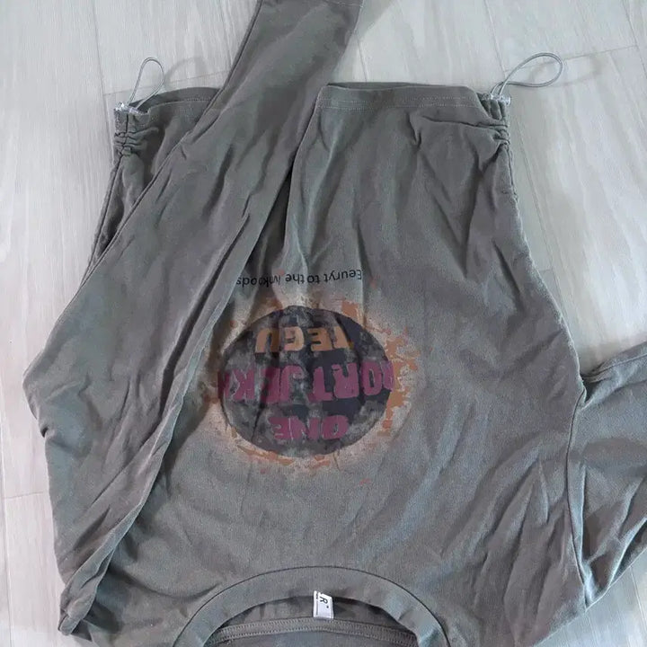 [BUNJANG] Khaki Printed Long Sleeve T-Shirt / 카키색 프린팅 티셔츠