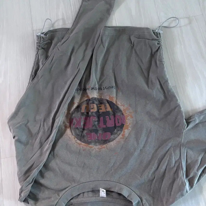 [BUNJANG] Khaki Printed Long Sleeve T-Shirt / 카키색 프린팅 티셔츠