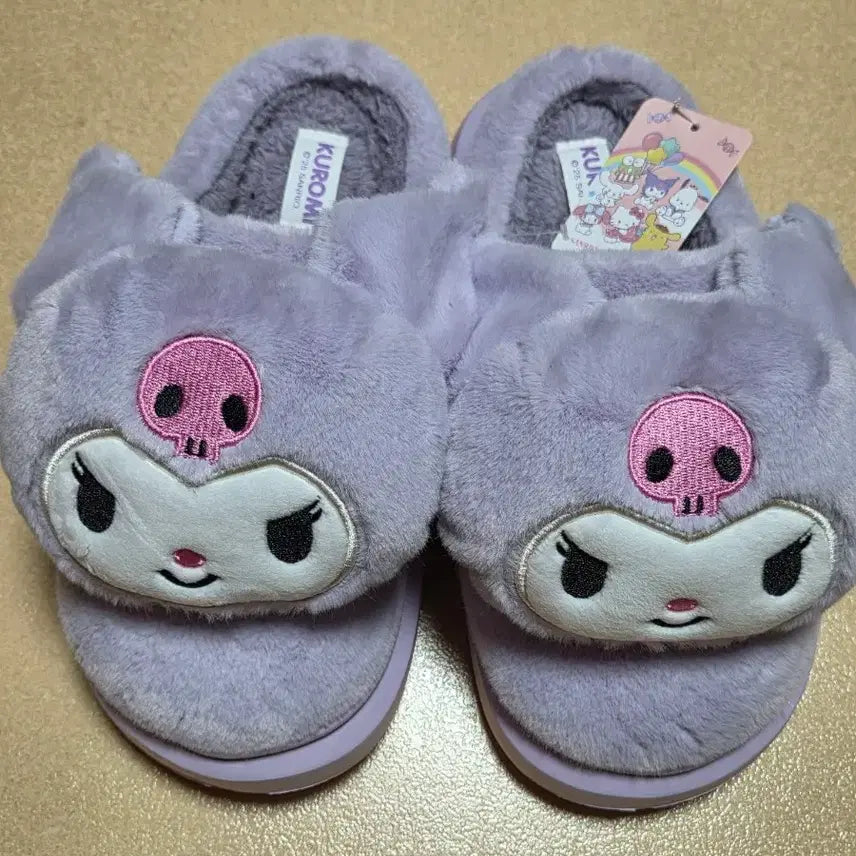 [BUNJANG] Hello Kitty Fur Slippers / 쿠로미 털 슬리퍼 핑크/화이트