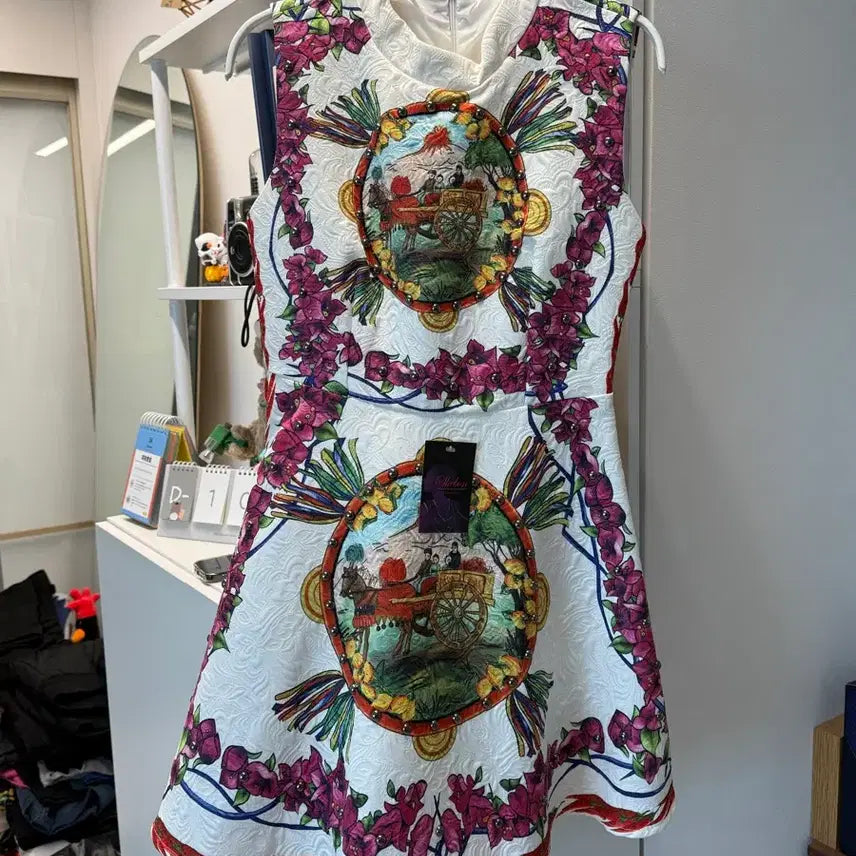 [SOLD OUT] [새상품] 화려한 플라워 자수 미니 원피스 (S~M)