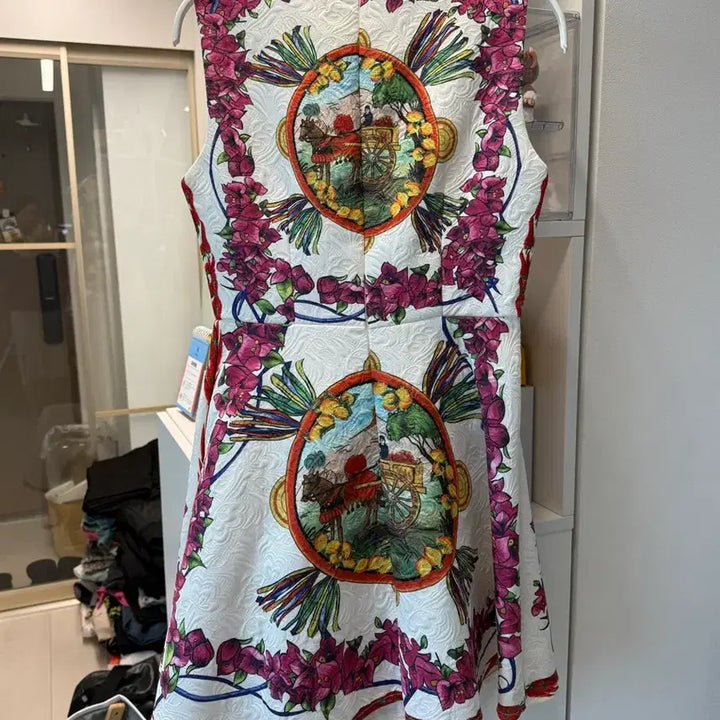 [SOLD OUT] [새상품] 화려한 플라워 자수 미니 원피스 (S~M)