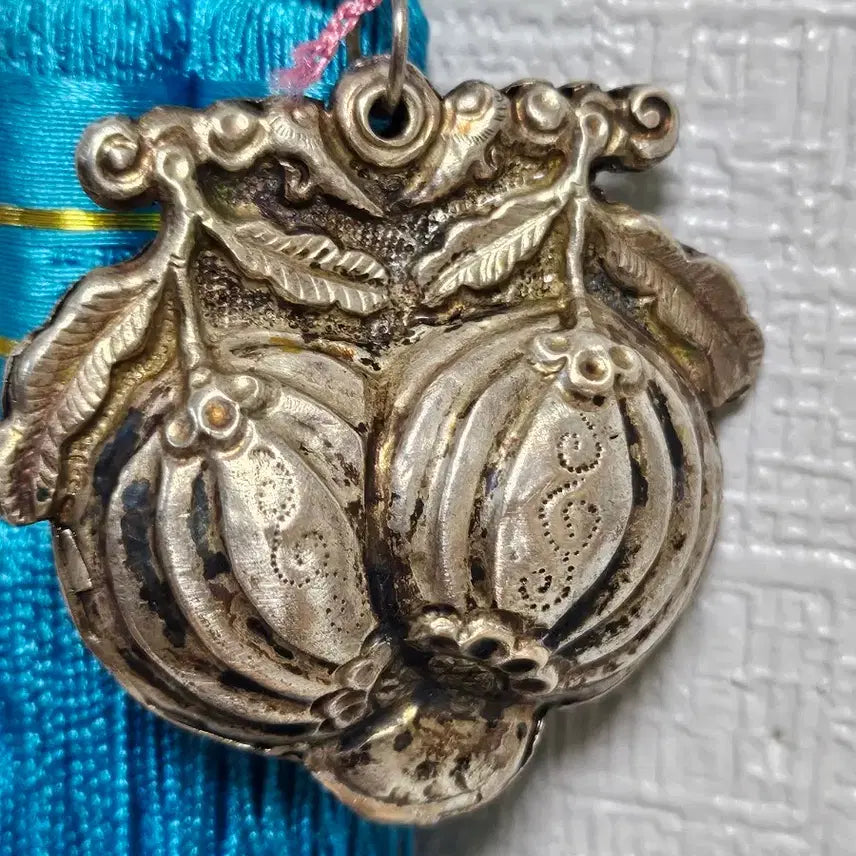 [BUNJANG] Antique Silver Bell Norigae with Sky Melon and Watermelon Motif / 옛날 은제 노리개?  하늘타리  방울노리개  수박 희귀노리개
