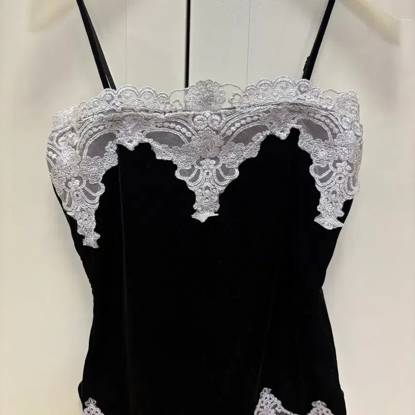 [BUNJANG] Baby Bear Vintage Black Velvet Lace Cami Top / 베이비베어 빈티지 블랙 벨벳 레이스 나시 탑