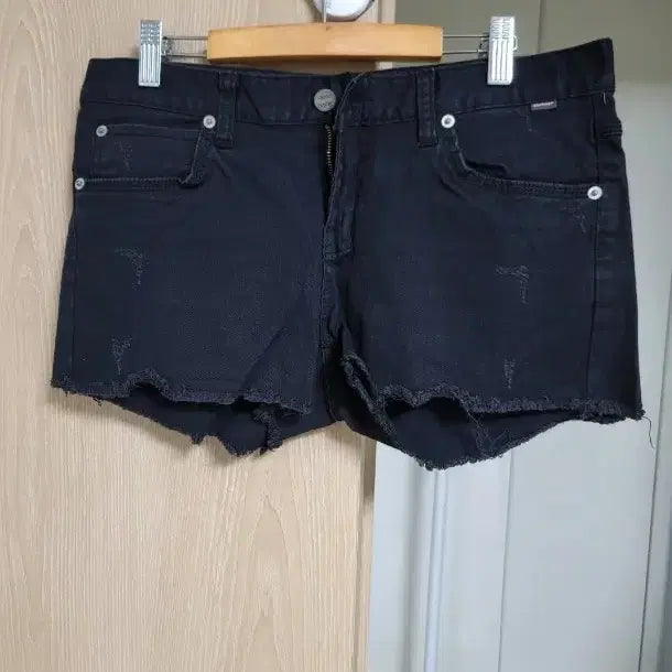[BUNJANG] Black Distressed Hem Hotpants Shorts / 검정 반바지 D