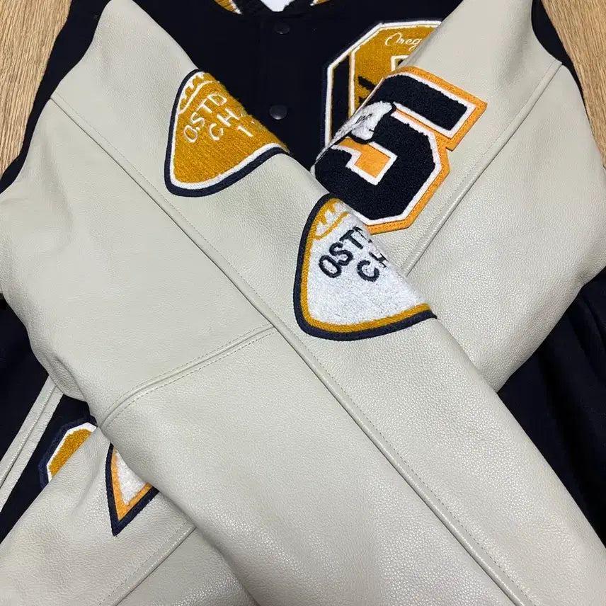 [BUNJANG] Outstanding Varsity Jacket (M) / 아웃스탠딩 바시티 자켓