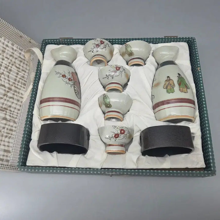 [BUNJANG] Kutani Ware Celadon Porcelain Tokkuri and Cups Set / 연대 좋은 구곡요 묘금 인물매화문 도쿠리 잔 셋