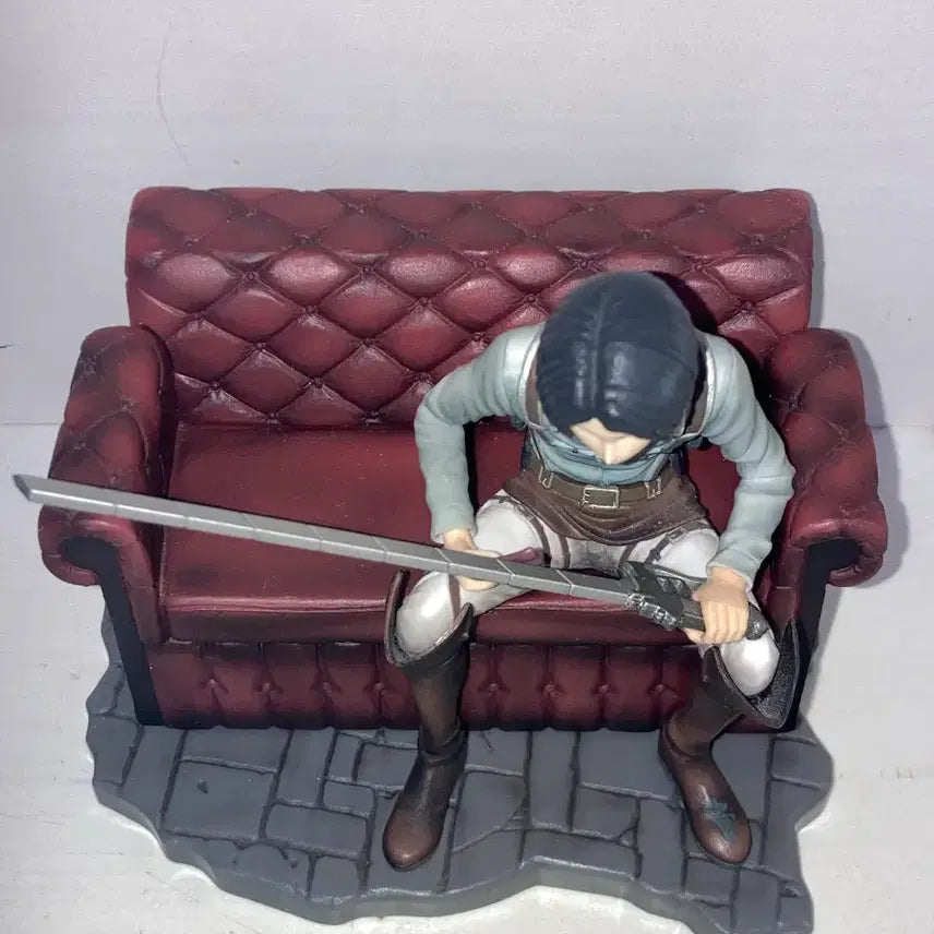 [BUNJANG] Attack on Titan Levi Sofa Statue Figure / 진격의 거인 리바이 고전쿠지 b상 소파 좌상피규어 제일복권 자유로의 진격