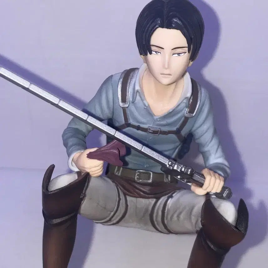 [BUNJANG] Attack on Titan Levi Sofa Statue Figure / 진격의 거인 리바이 고전쿠지 b상 소파 좌상피규어 제일복권 자유로의 진격