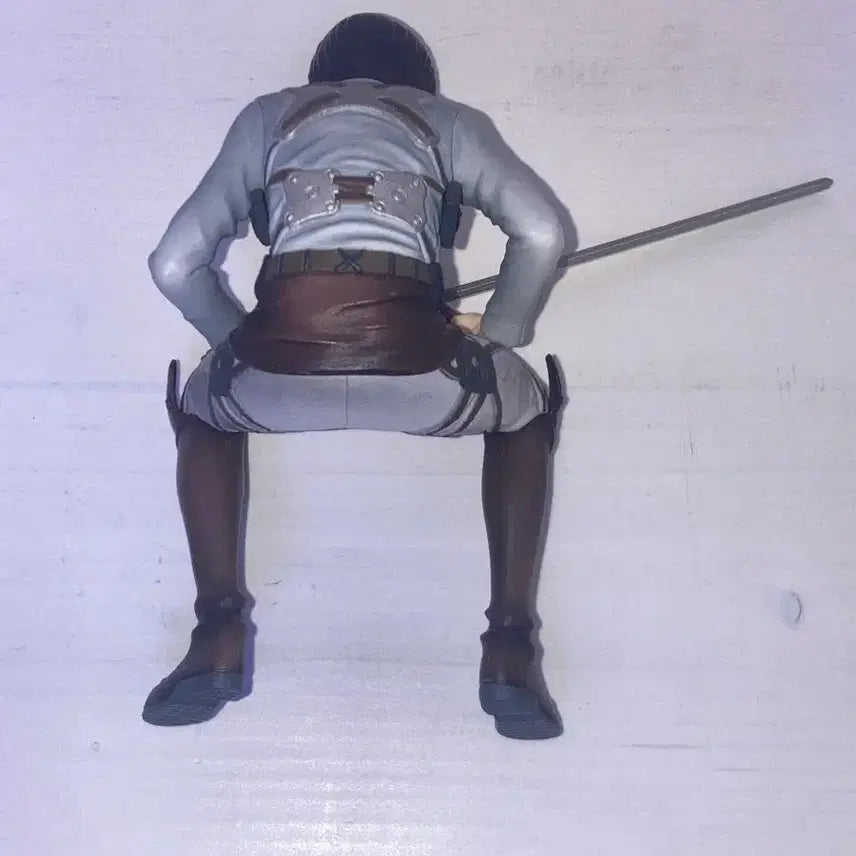 [BUNJANG] Attack on Titan Levi Sofa Statue Figure / 진격의 거인 리바이 고전쿠지 b상 소파 좌상피규어 제일복권 자유로의 진격