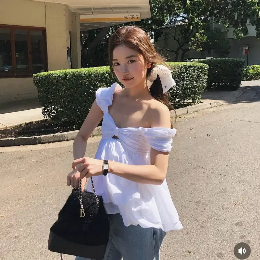 [BUNJANG] The Barnet Magnolia Off Shoulder Top White / 더바넷 Magnolia 오프숄더 탑 화이트 팝니다
