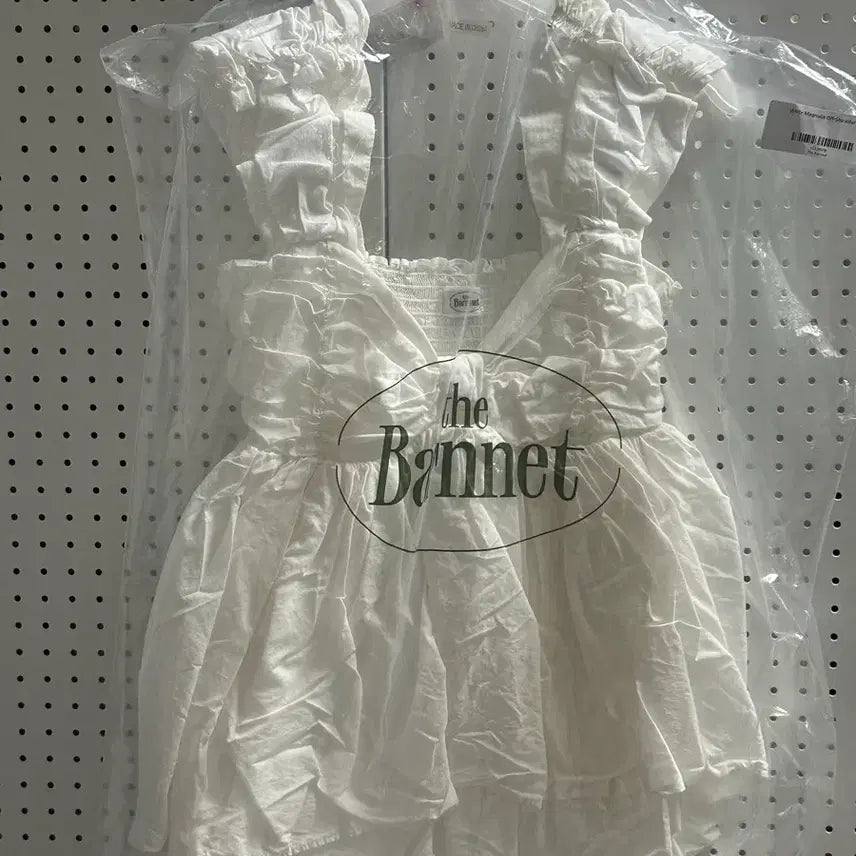 [BUNJANG] The Barnet Magnolia Off Shoulder Top White / 더바넷 Magnolia 오프숄더 탑 화이트 팝니다