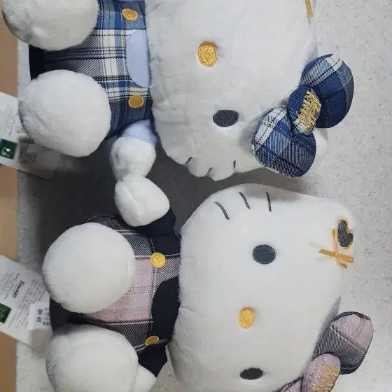 [BUNJANG] Hello Kitty Checkered Flannel Doll Set / 헬로키티 체크 플란넬 인형 2개 세트