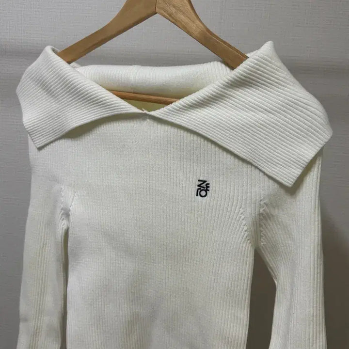 [BUNJANG] Zero Street Ivory Off-Shoulder Cape Sweater / 새상품 아이보리 제로스트릿 여성용 케이프 오프숄더 스웨터