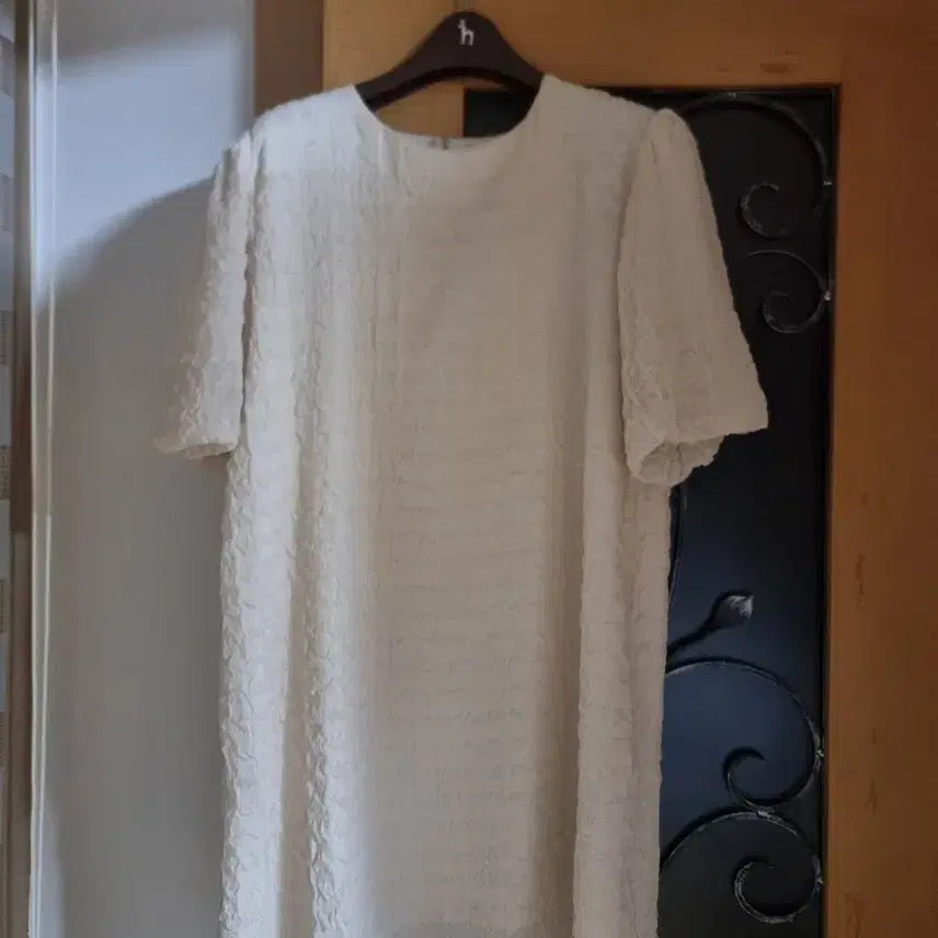 [BUNJANG] White Embossed Mini Dress / 화이트 엠보싱 미니 원피스