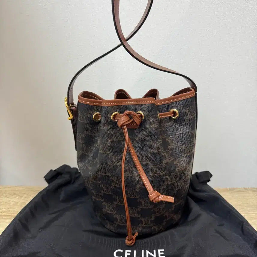 [BUNJANG] Celine Triomphe Bucket Bag / 셀린느 트리옹프 버킷백 + 더스트백
