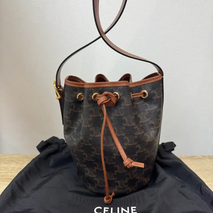 [BUNJANG] Celine Triomphe Bucket Bag / 셀린느 트리옹프 버킷백 + 더스트백