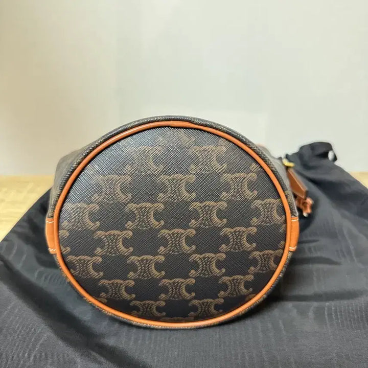 [BUNJANG] Celine Triomphe Bucket Bag / 셀린느 트리옹프 버킷백 + 더스트백