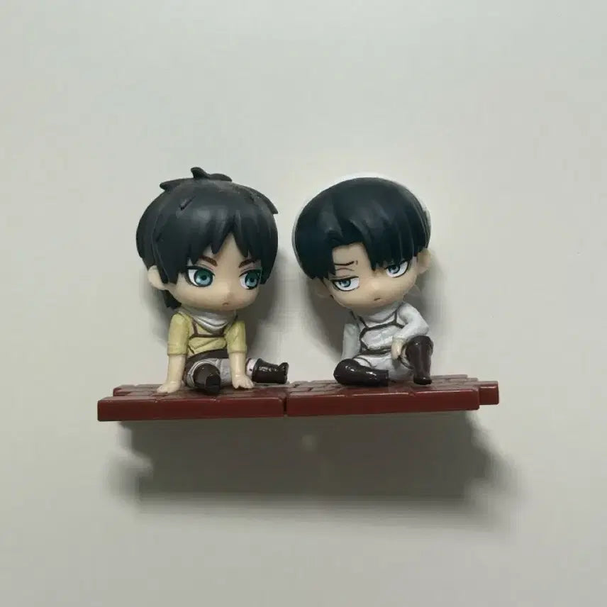 [BUNJANG] Attack on Titan Levi &amp; Eren Cleaning Figures / 진격의 거인 스와라세타이 리바이 에렌 청소 피규어 가챠 양도 판매