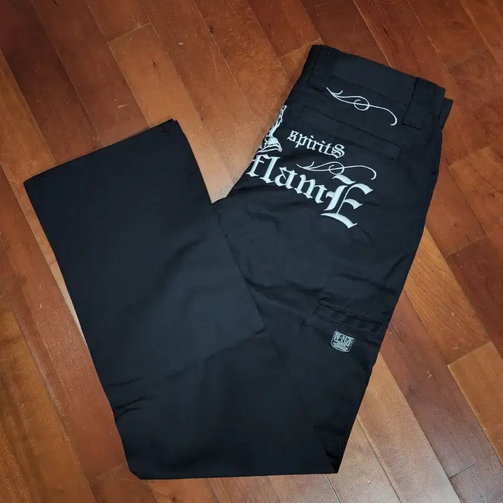 [BUNJANG] Black Flame Embroidered Chino Pants / BLACK FLAME 블랙플레임 자수 프린팅 치노 팬츠 블랙