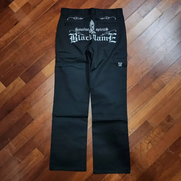 [BUNJANG] Black Flame Embroidered Chino Pants / BLACK FLAME 블랙플레임 자수 프린팅 치노 팬츠 블랙