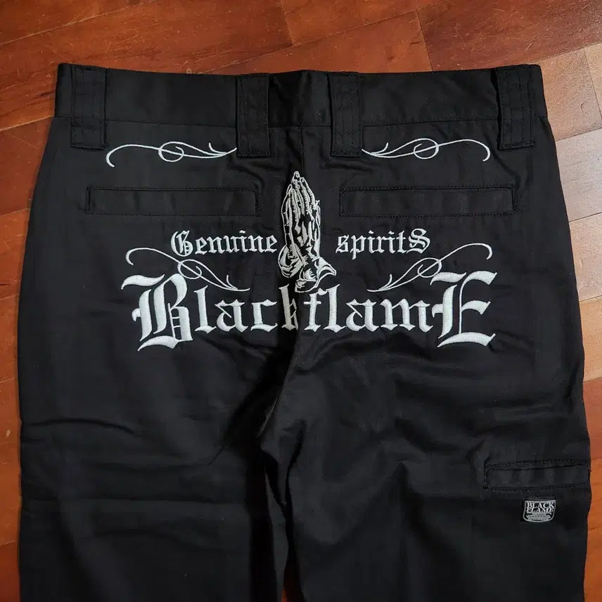 [BUNJANG] Black Flame Embroidered Chino Pants / BLACK FLAME 블랙플레임 자수 프린팅 치노 팬츠 블랙