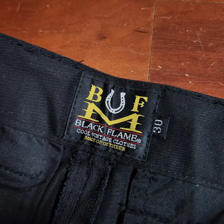 [BUNJANG] Black Flame Embroidered Chino Pants / BLACK FLAME 블랙플레임 자수 프린팅 치노 팬츠 블랙
