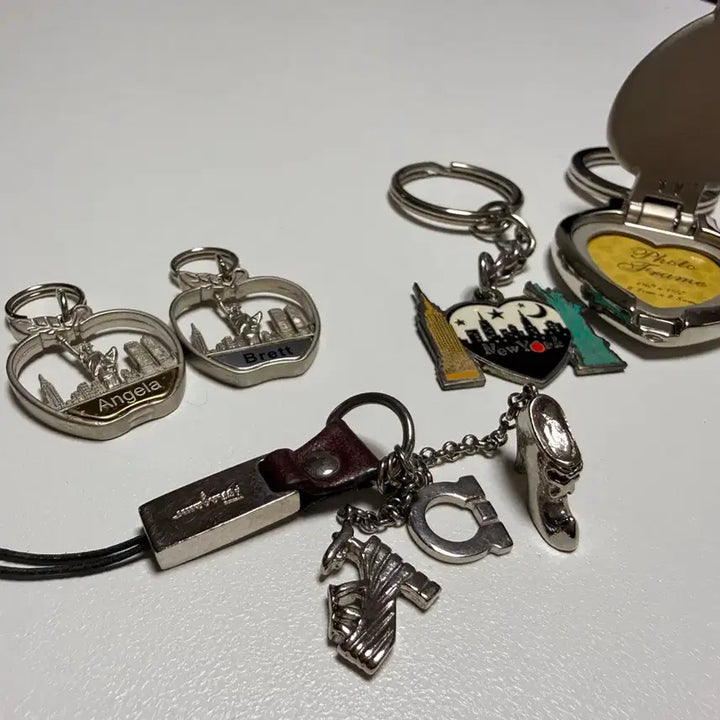 [BUNJANG] Ferragamo & New York Keyring Bundle / 페라가모 키링과 뉴욕 키링