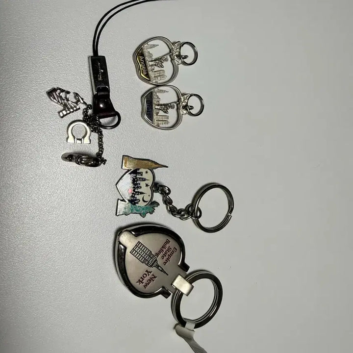 [BUNJANG] Ferragamo & New York Keyring Bundle / 페라가모 키링과 뉴욕 키링