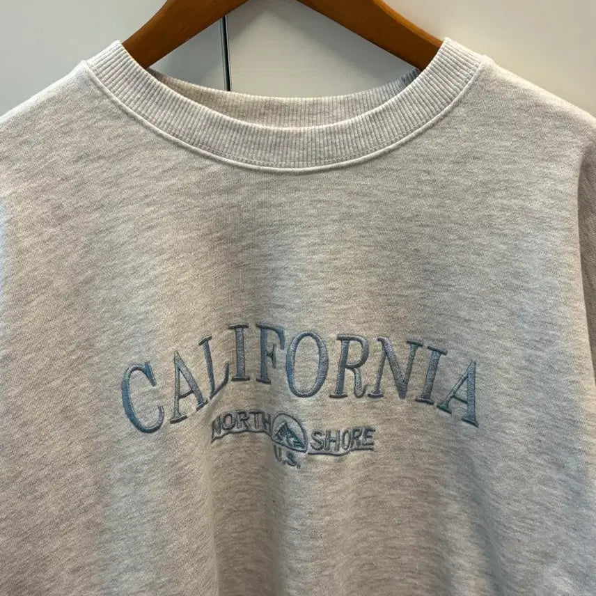 [BUNJANG] California Embroidered Crewneck Sweatshirt / 캘리포니아 자수 맨투맨 백염