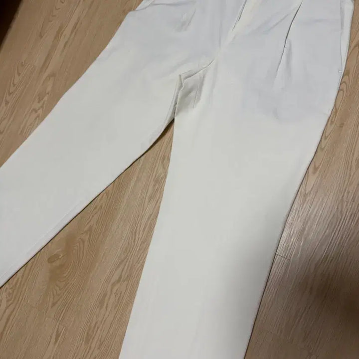 [SOLD OUT] 무신사스탠다드 와이드 히든 밴딩 슬랙스 [크림] 팝니다.