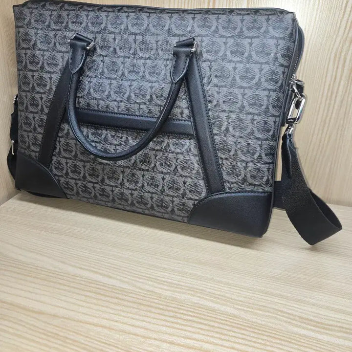 [BUNJANG] Salvatore Ferragamo Gancini Leather Briefcase Black / [급처] 페라가모 남자가방 판매합니다